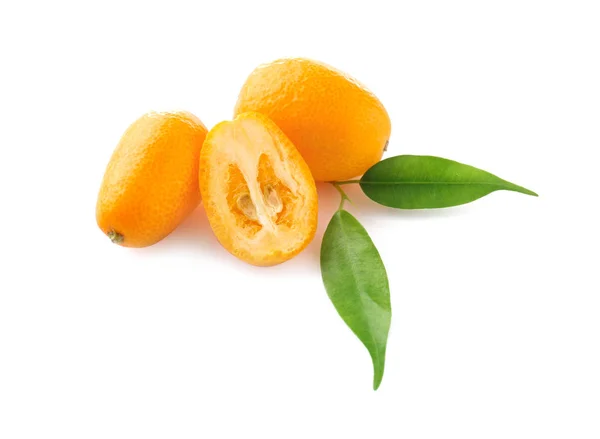 Leckere Kumquat-Frucht auf weißem Hintergrund — Stockfoto