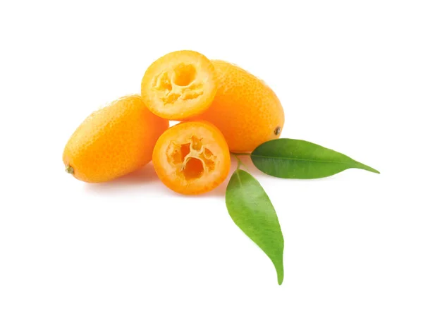 Saborosa fruta kumquat no fundo branco — Fotografia de Stock