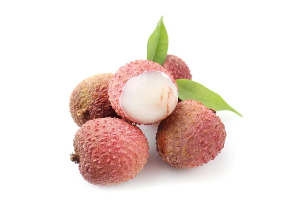 Smakelijke litchi vruchten op witte achtergrond — Stockfoto