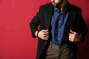 Renkli arka planda şık bir genç adam.