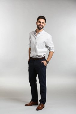 Hafif arka planda modaya uygun genç bir adam.