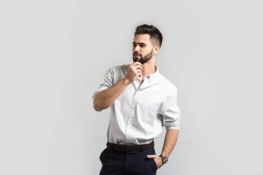 Hafif arka planda modaya uygun genç bir adam.