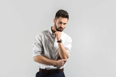 Hafif arka planda modaya uygun genç bir adam.