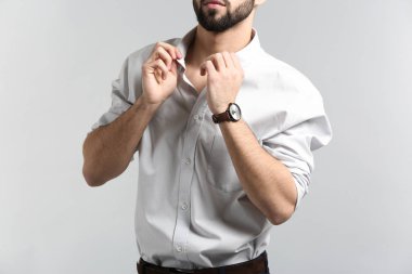 Hafif arka planda modaya uygun genç bir adam.