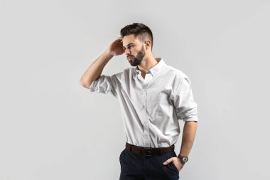 Hafif arka planda modaya uygun genç bir adam.