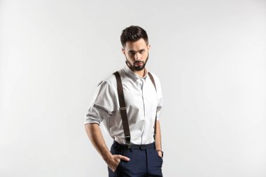 Hafif arka planda modaya uygun genç bir adam.