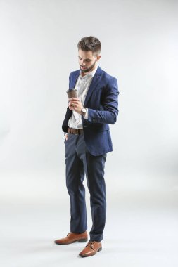 Kahve içme üzerinde açık renkli şık genç adam