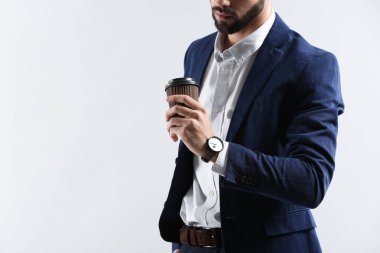 Kahve içme üzerinde açık renkli şık genç adam