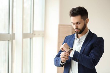 Pencere yakınındaki şık genç adam