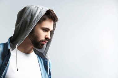 Hafif arka planda modaya uygun genç bir adam.