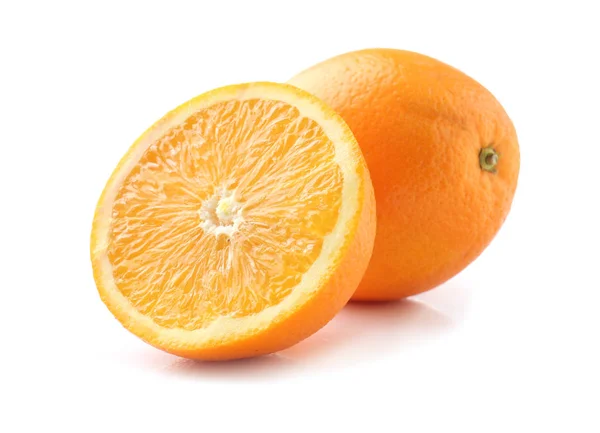 Смачні апельсинові фрукти на білому тлі — стокове фото