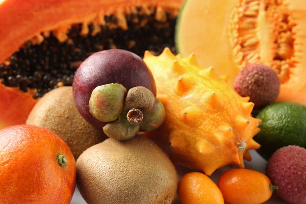 Ассортимент вкусных экзотических фруктов, крупный план — стоковое фото