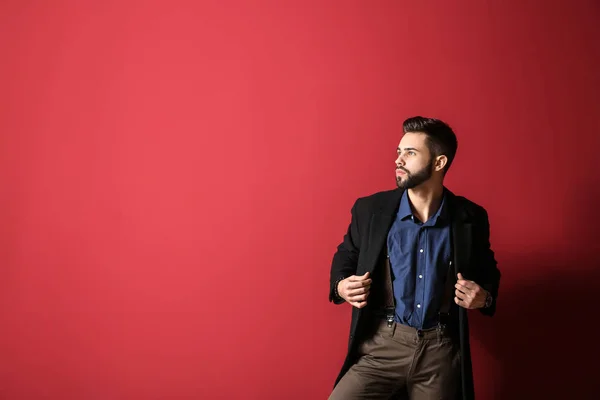 Fashionable young man on color background — Stock Photo, Image