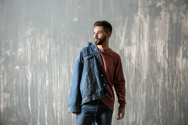 Fashionable young man on grey background — Stock Photo, Image