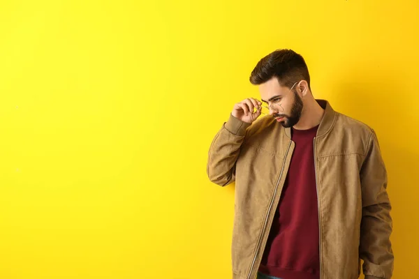 Fashionable young man on color background — Stock Photo, Image