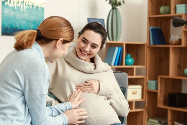 Doula com mulher grávida em casa — Fotografia de Stock