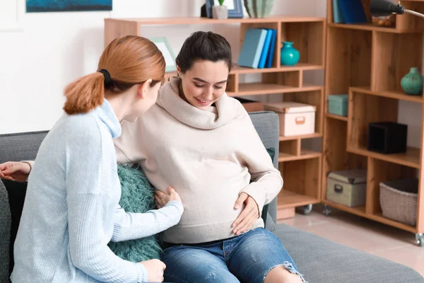 Doula con la mujer embarazada en casa — Foto de Stock