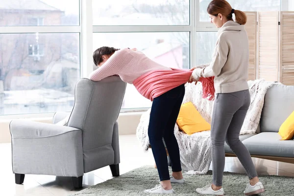 Doula massageando mulher grávida em casa — Fotografia de Stock