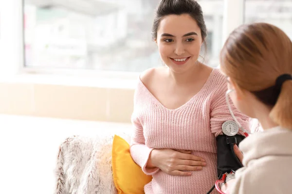 Monitrice měření krevního tlaku těhotné ženy v domácnosti — Stock fotografie