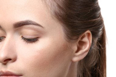 Beyaz arka planda, closeup güzel kaşları olan kadın