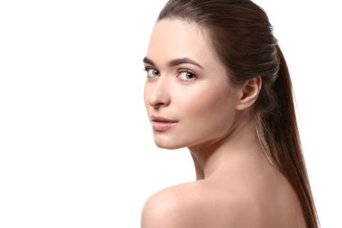 Beyaz arka plan üzerinde güzel kaşları olan kadın