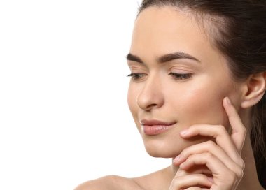 Beyaz arka plan üzerinde güzel kaşları olan kadın