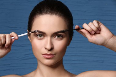 Kaş düzeltme prosedüründen geçen genç bir kadın.