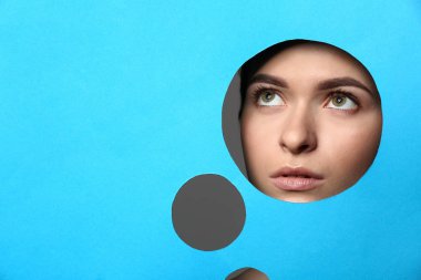 Güzel kaşları kesilmiş renkli kağıt görünür olan kadın