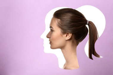 Güzel kaşları renk kağıt delikten görünür olan kadın