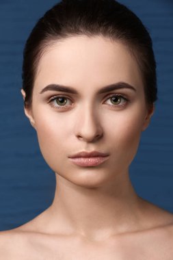 Renk arka plan üzerinde güzel kaşları olan kadın