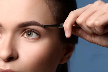 Kaş düzeltme renk arka plan, closeup ameliyat geçiren genç kadın