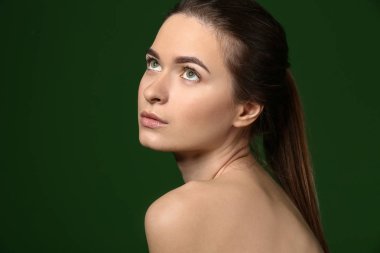 Renk arka plan üzerinde güzel kaşları olan kadın