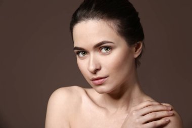 Renk arka plan üzerinde güzel kaşları olan kadın