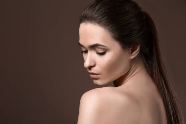 Renk arka plan üzerinde güzel kaşları olan kadın