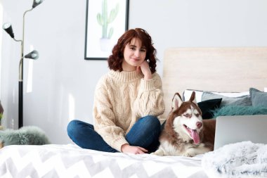 Onun sevimli köpek evde olan kadın