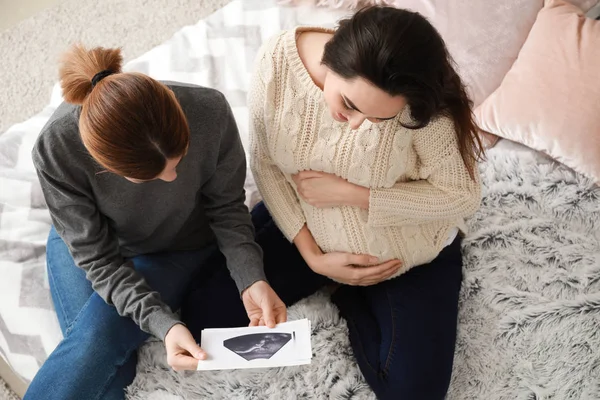 Doula та вагітна жінка з ультразвукове вдома — стокове фото
