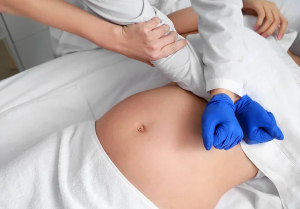 Kobieta w ciąży z lekarzem i monitrice w klinice położniczej — Zdjęcie stockowe