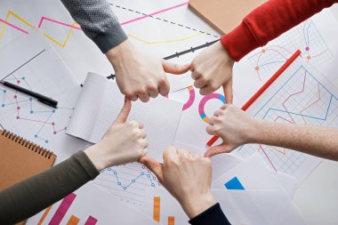 Bir grup insan ofiste birlikte elele. Birlik kavramı