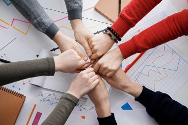 Bir grup insan ofiste elele. Birlik kavramı