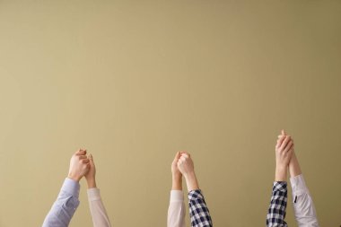 Bir grup insan renk arka plan üzerinde elele. Birlik kavramı