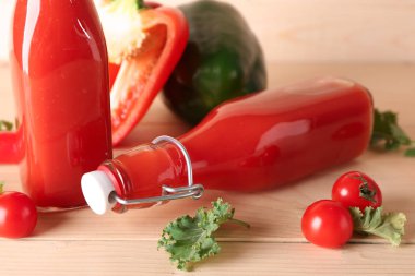 Ahşap masa üzerinde sebze güler yüzlü şişe