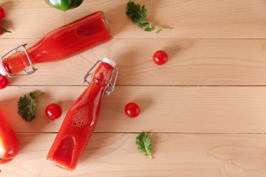 Ahşap masa üzerinde sebze güler yüzlü şişe