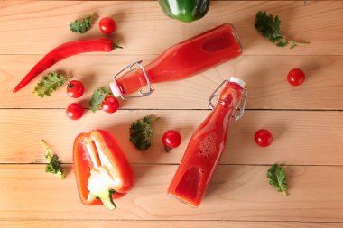 Ahşap masa üzerinde sebze güler yüzlü şişe