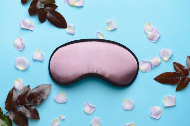Uyku maskesi, çiçek yaprakları ve yapraklarda renk arka plan