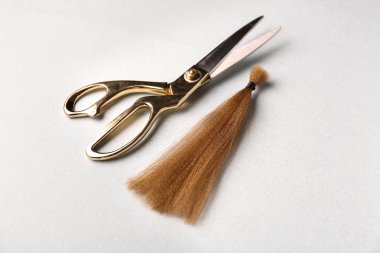 Saç strand ve açık renkli için makaslar. Bağış kavramı