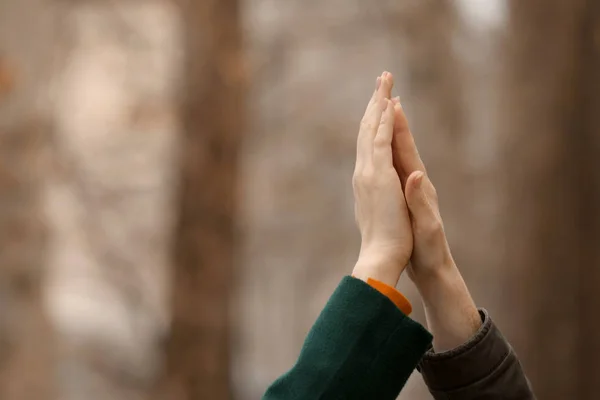 Mujeres jóvenes tocando las palmas al aire libre — Foto de Stock