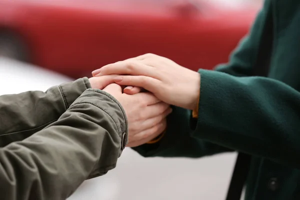 Mujer joven consolando a su amigo al aire libre — Foto de Stock