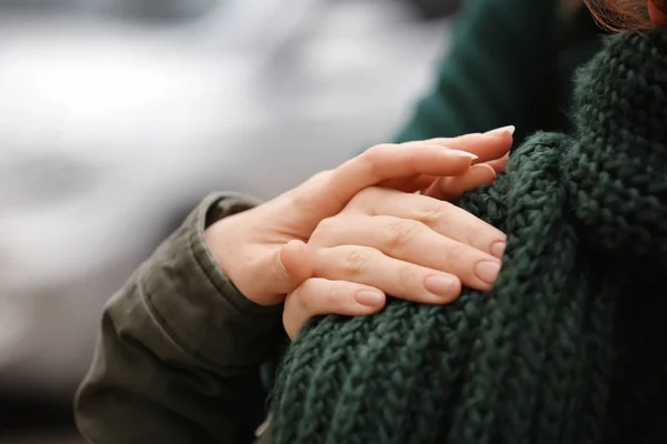 Mujer joven consolando a su amigo al aire libre — Foto de Stock