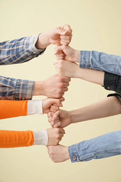 Bir grup insan üzerinde açık renkli birlikte elele. Birlik kavramı — Stok fotoğraf