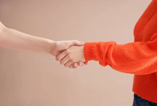 朋友握手的颜色背景 — 图库照片